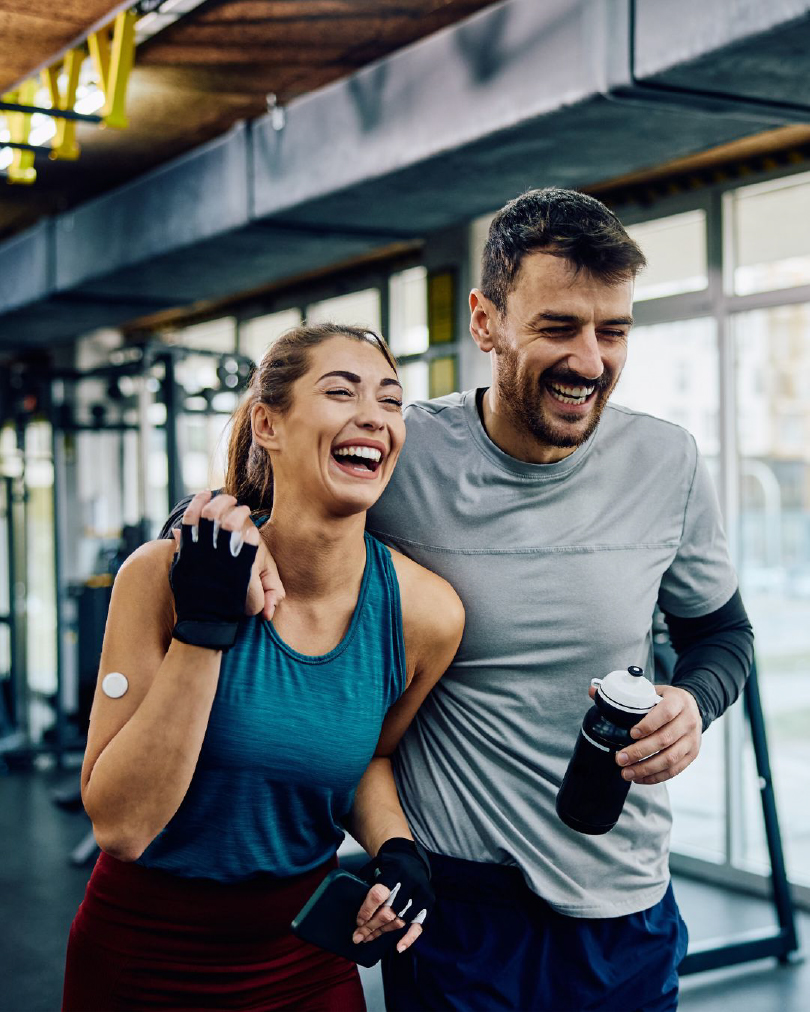 Pareja que usa BIWO, en el gimnasio