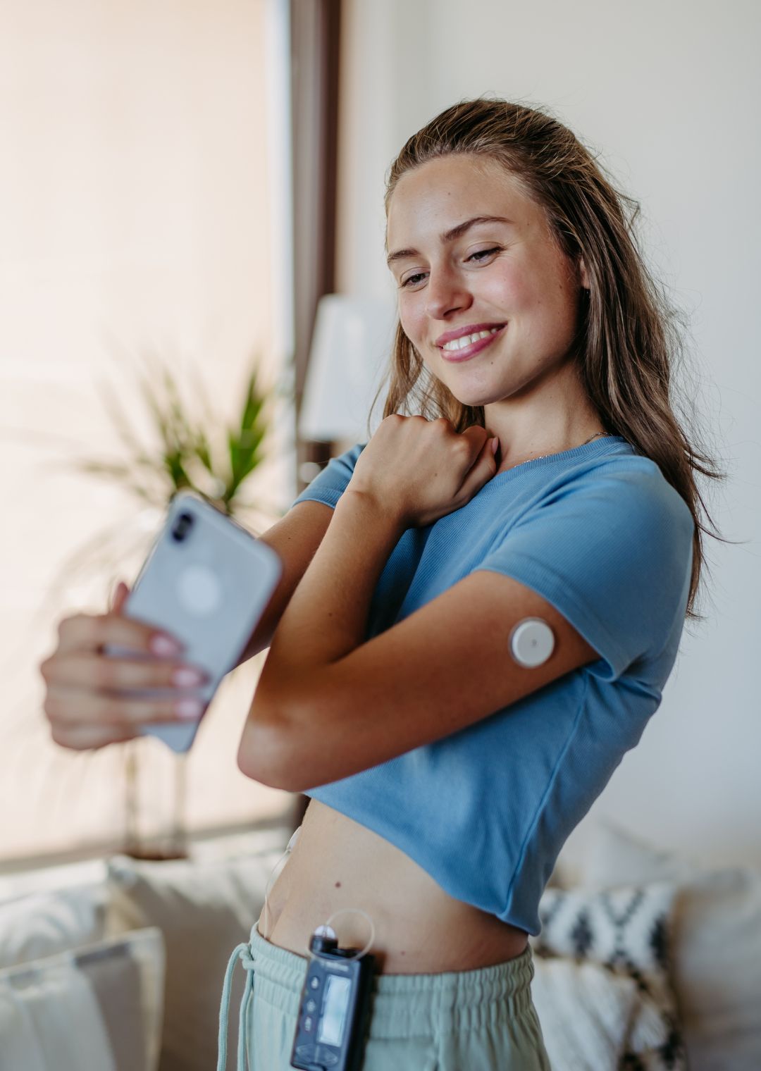 Mujer joven con sensor BIWO, mirando su celular con APP BIWO