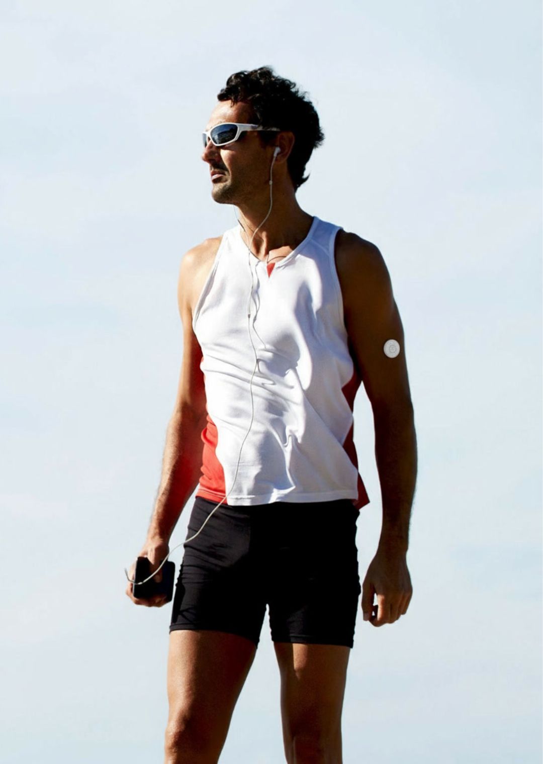 Hombre adulto corredor, con horizonte de fondo