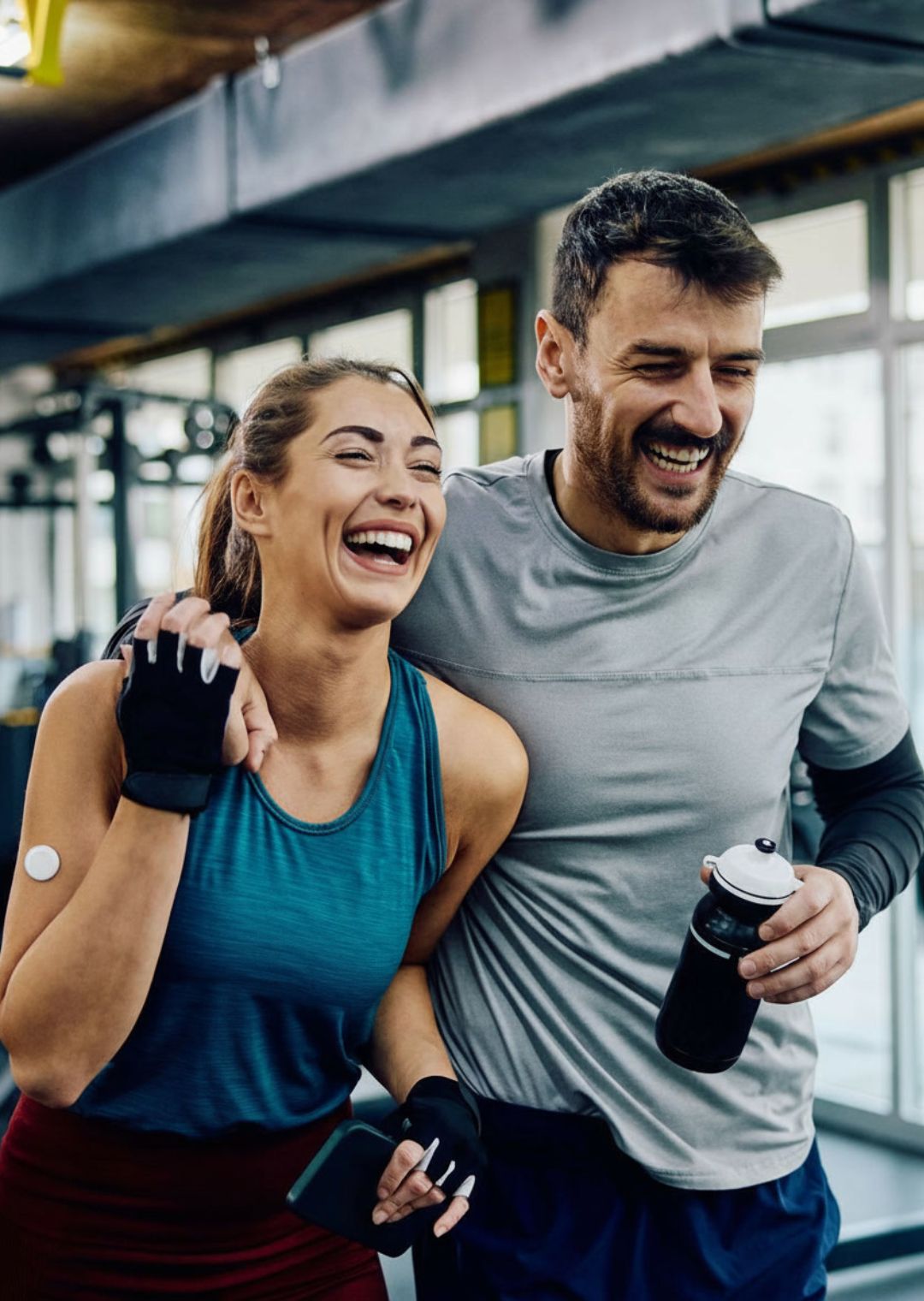 Pareja joven adulta en el gimnasio