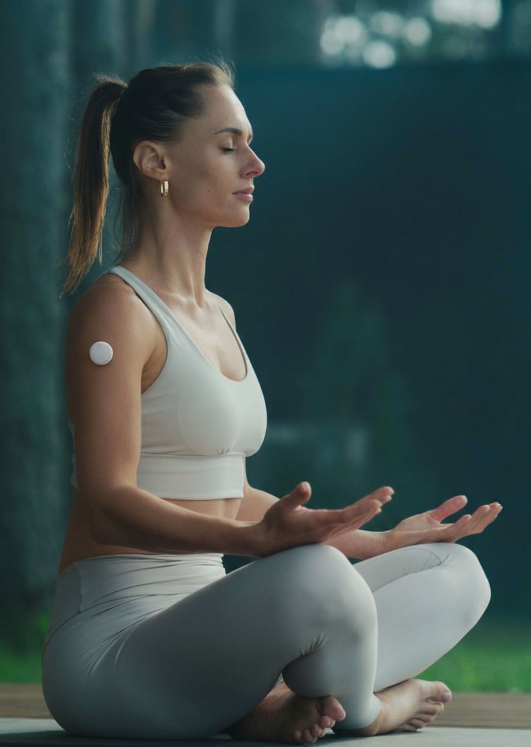Mujer joven adulta meditando