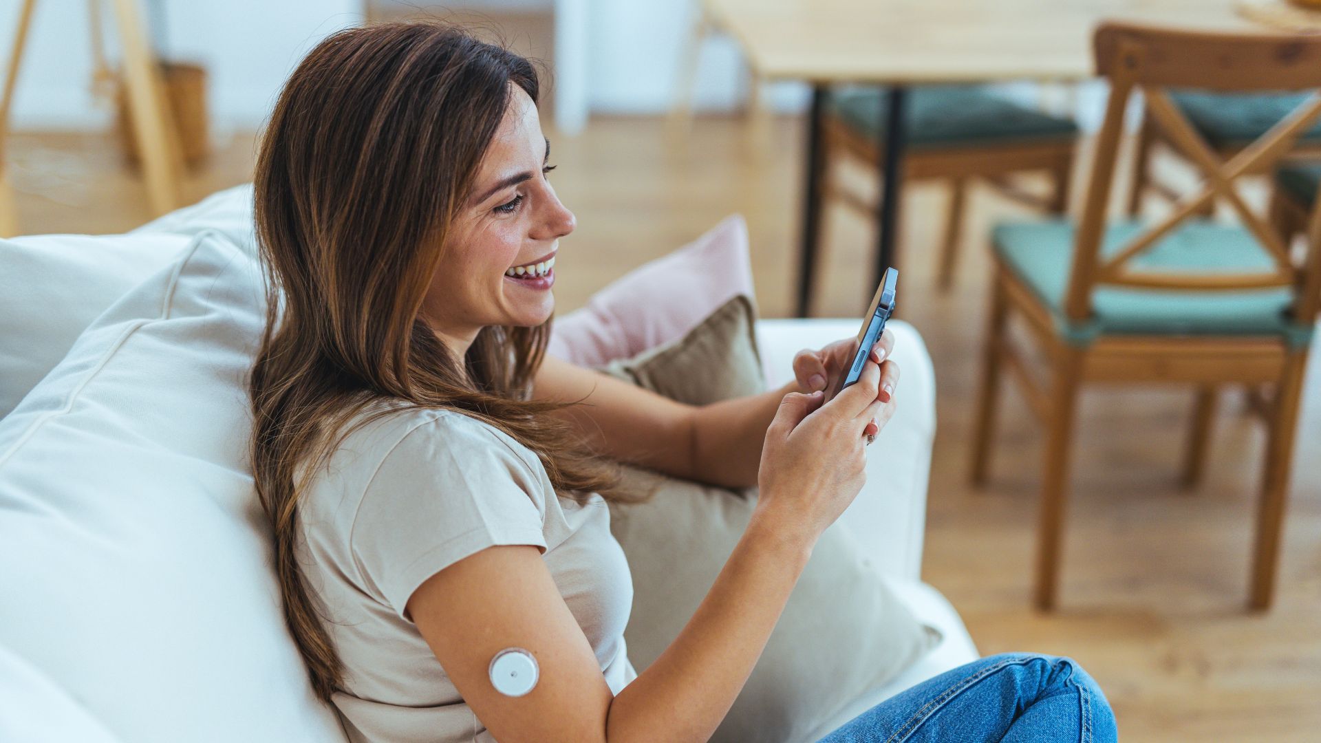 Mujer con sensor de glucosa, revisando APP BIWO